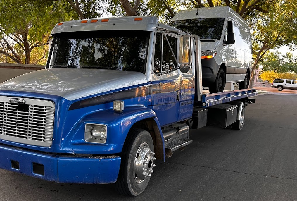 Towing White Commercial Truck in Phoenix